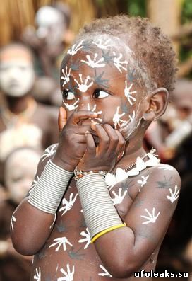 Ребенок из племени сурма