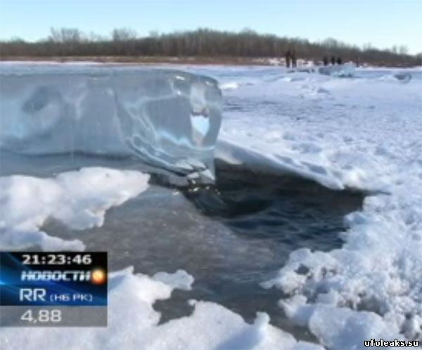 Ледяная глыба на реке Урал