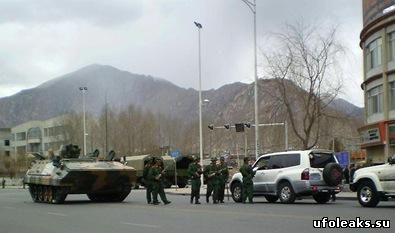 Китайские военные перекрыли трассу ведущую в деревню из провинции Шэньси