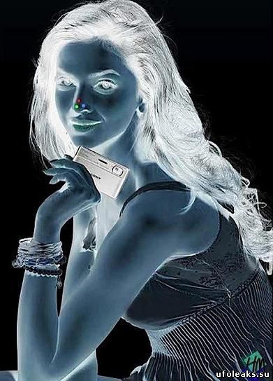Оптическая иллюзия, смотрите на краснуй точку на носу девушки 25 секунд потом посмотрите на белую поверхность