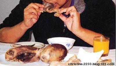 Китаец ест человеческий зародышь
