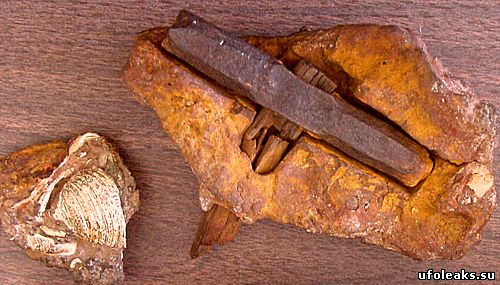 Артефакт из Африки, стальной молоток вросший в пласт каменного угля