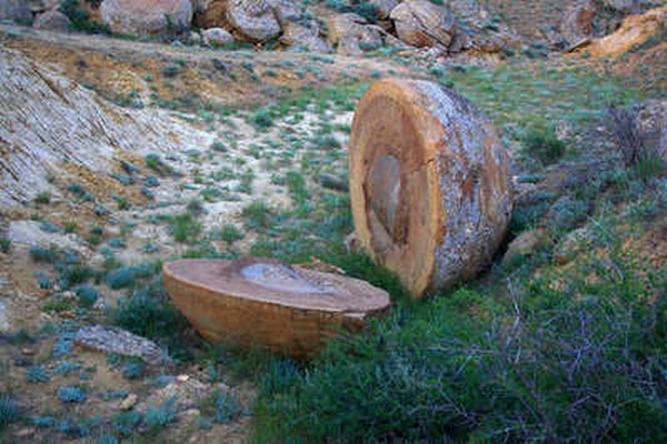 Странный разрезанный каменный шар найденный на плато Устюрт